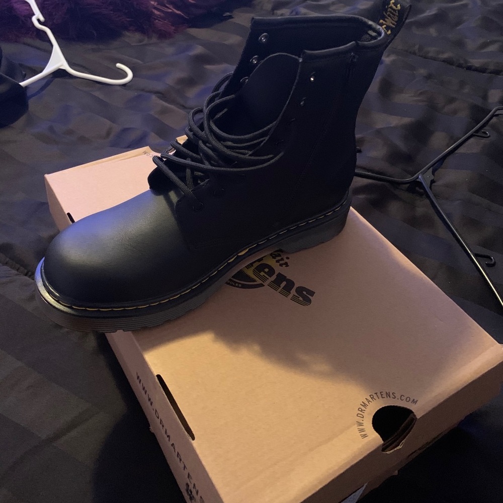 Doc Martens size 7 in women’s Brand new!!